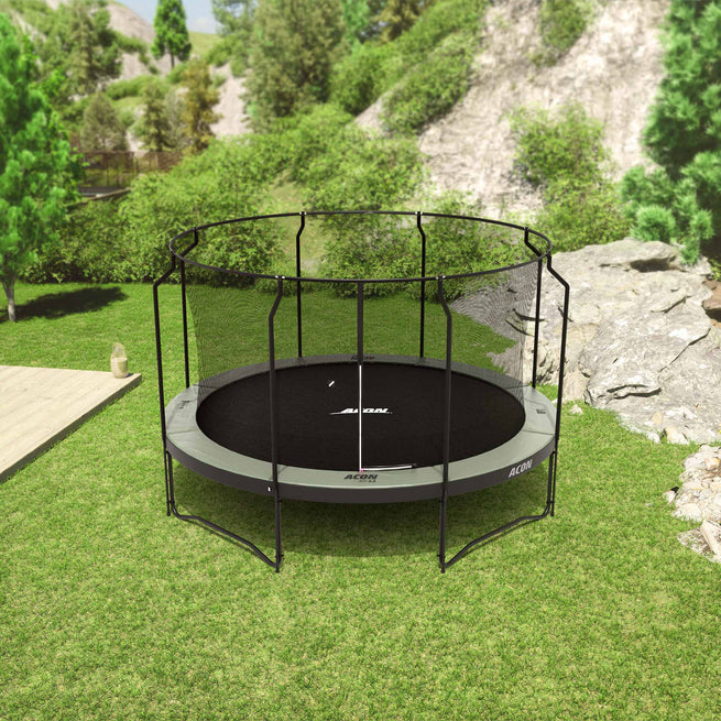 Trampoline rond Acon avec filet Premium dans un jardin
