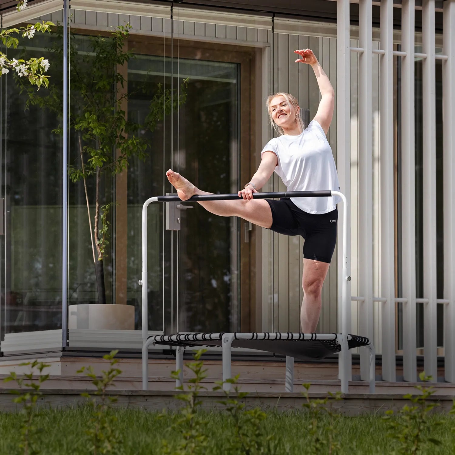 Trampoline de fitness rond ACON Fit 1,12 m avec poignée Équilibre utilisé pour des étirements en plein air.