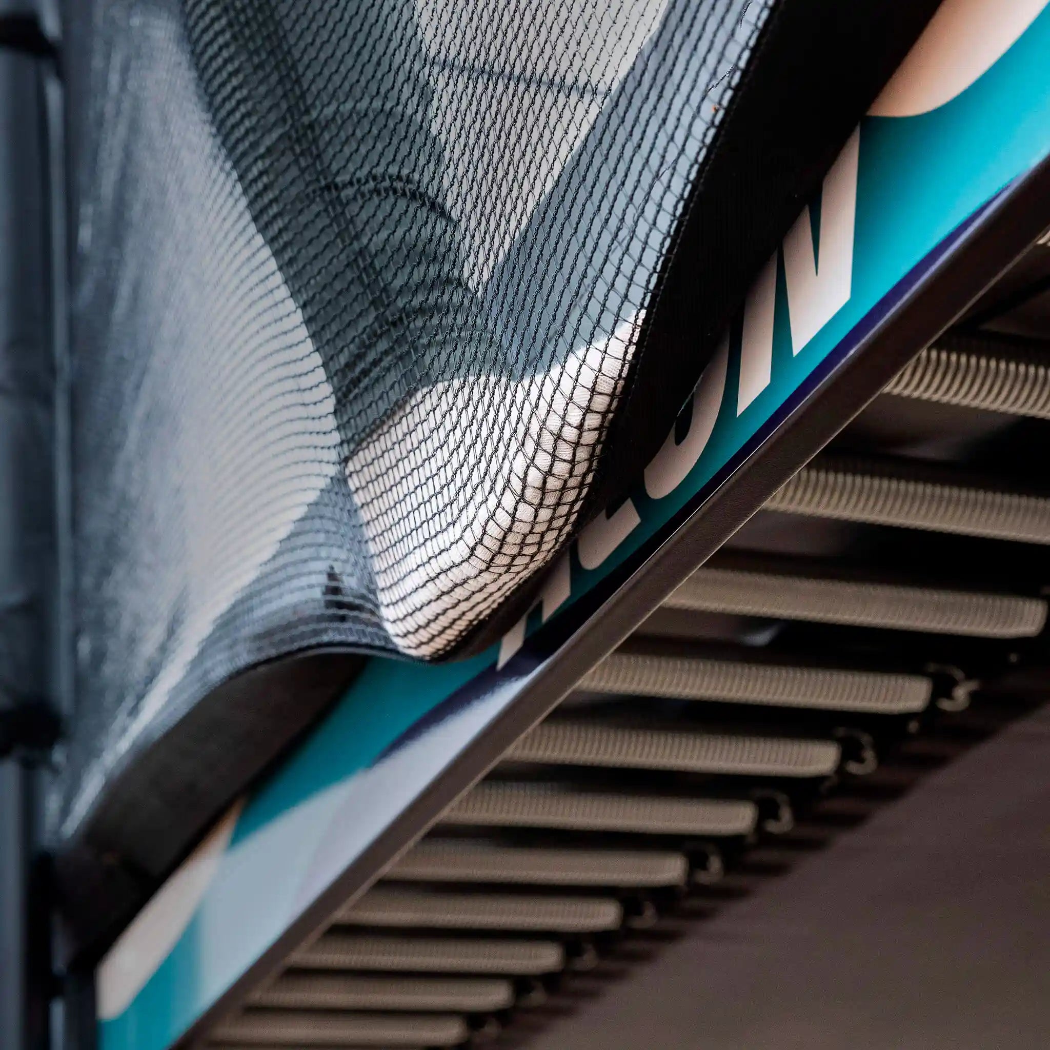Le filet de sécurité empêche le pied de glisser du trampoline.