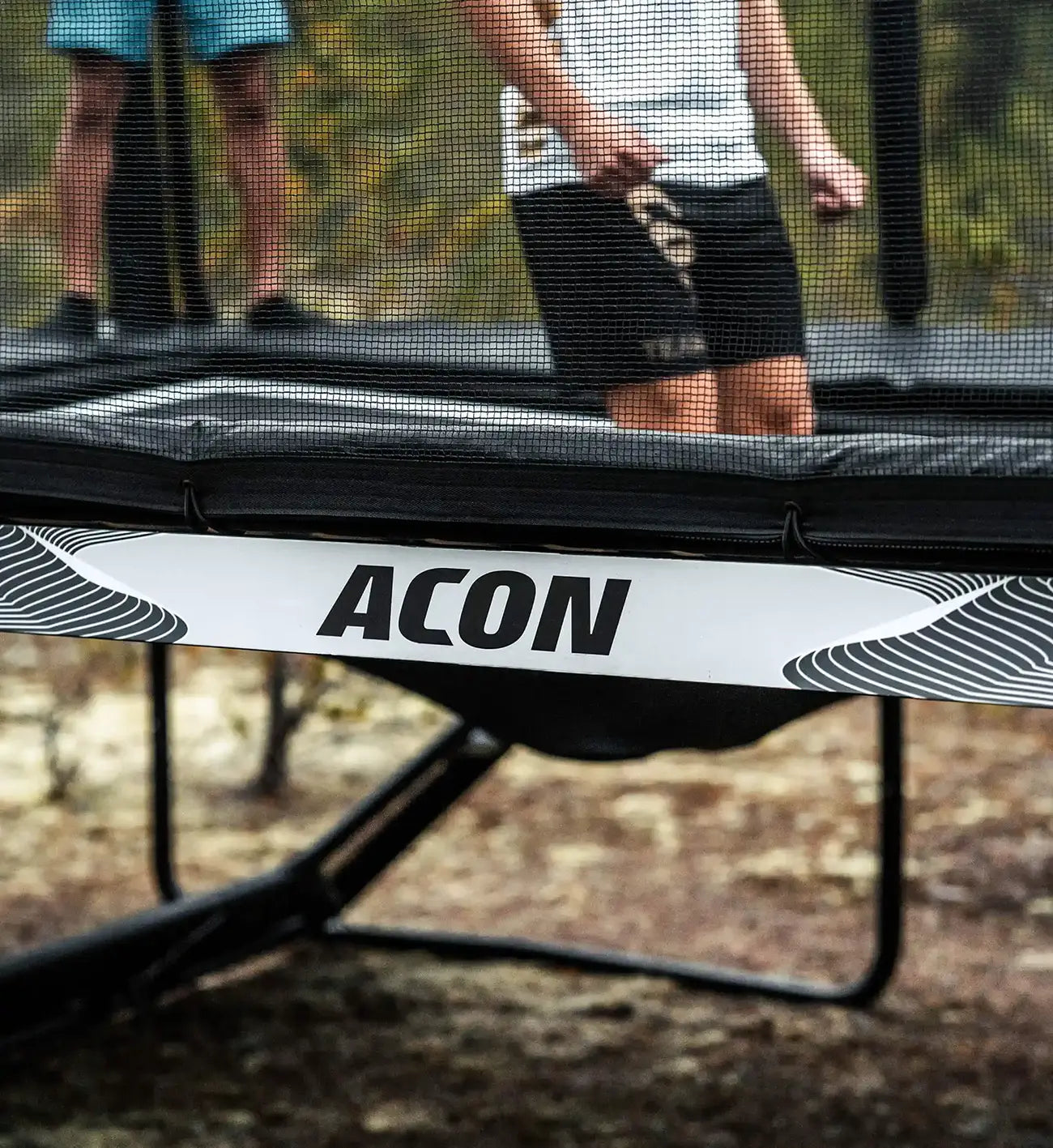 Les pieds d'un sauteur sur le trampoline Acon X pendant la phase de descente.