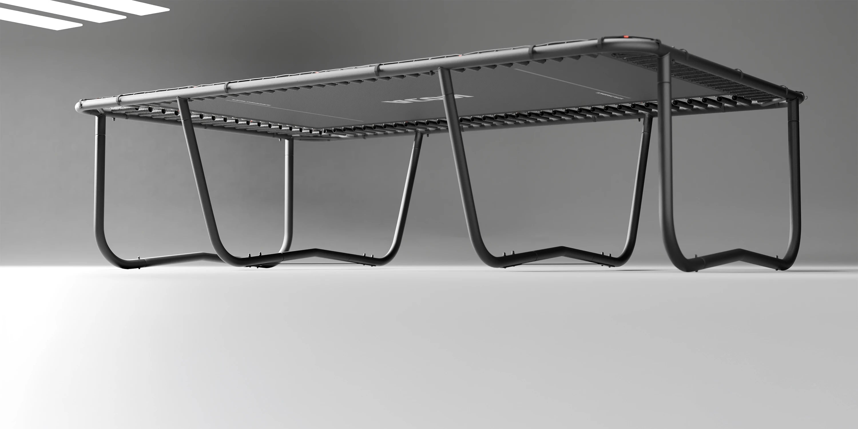 Trampoline Acon 13 HD Pro vu sous un angle en contre-plongée.