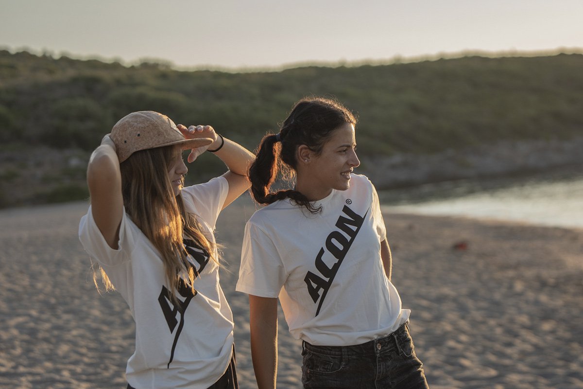 Filles sur la plage portant la casquette en liège ACON