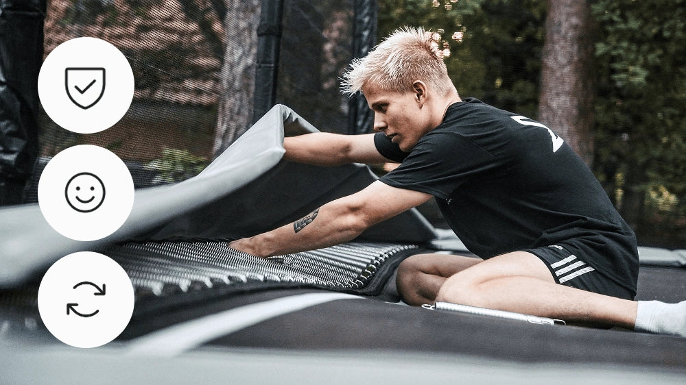 Personne installant des ressorts sur un trampoline Acon avec des icônes de sécurité, de satisfaction et de recyclage.