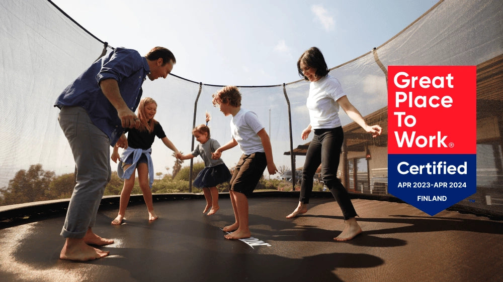 Famille profitant d’un trampoline Acon avec le badge de certification « Great Place to Work ».