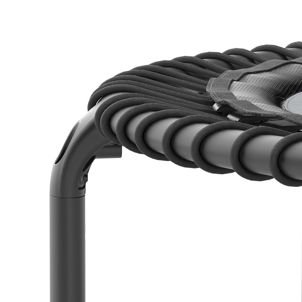 Gros plan du trampoline rond ACON FIT 1,12m avec des cordes élastiques noires.