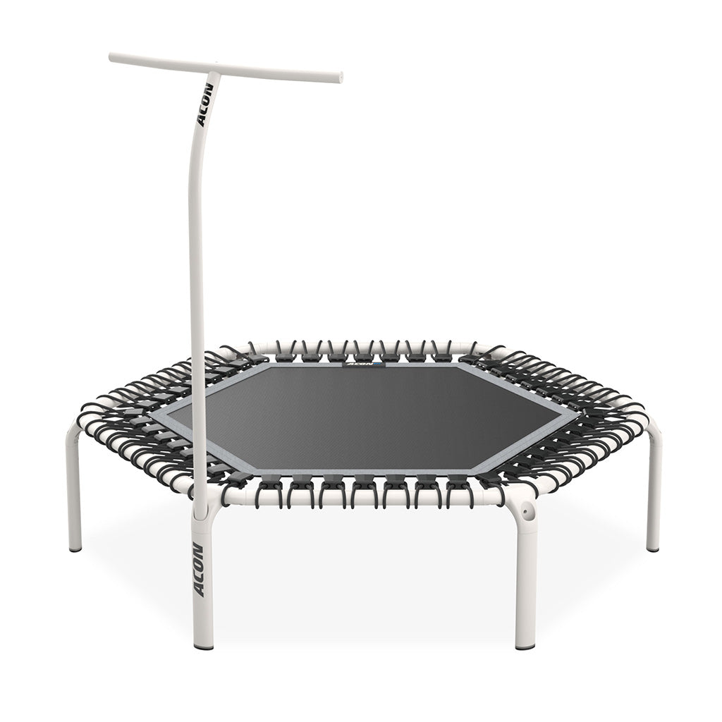 Un guidon blanc pour trampoline ACON FIT attaché à un trampoline hexagonal FIT