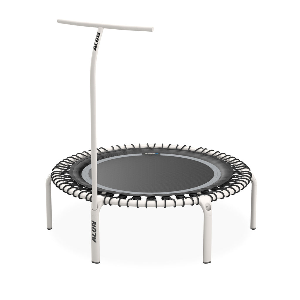 Un guidon blanc pour trampoline ACON FIT attaché à un trampoline rond FIT