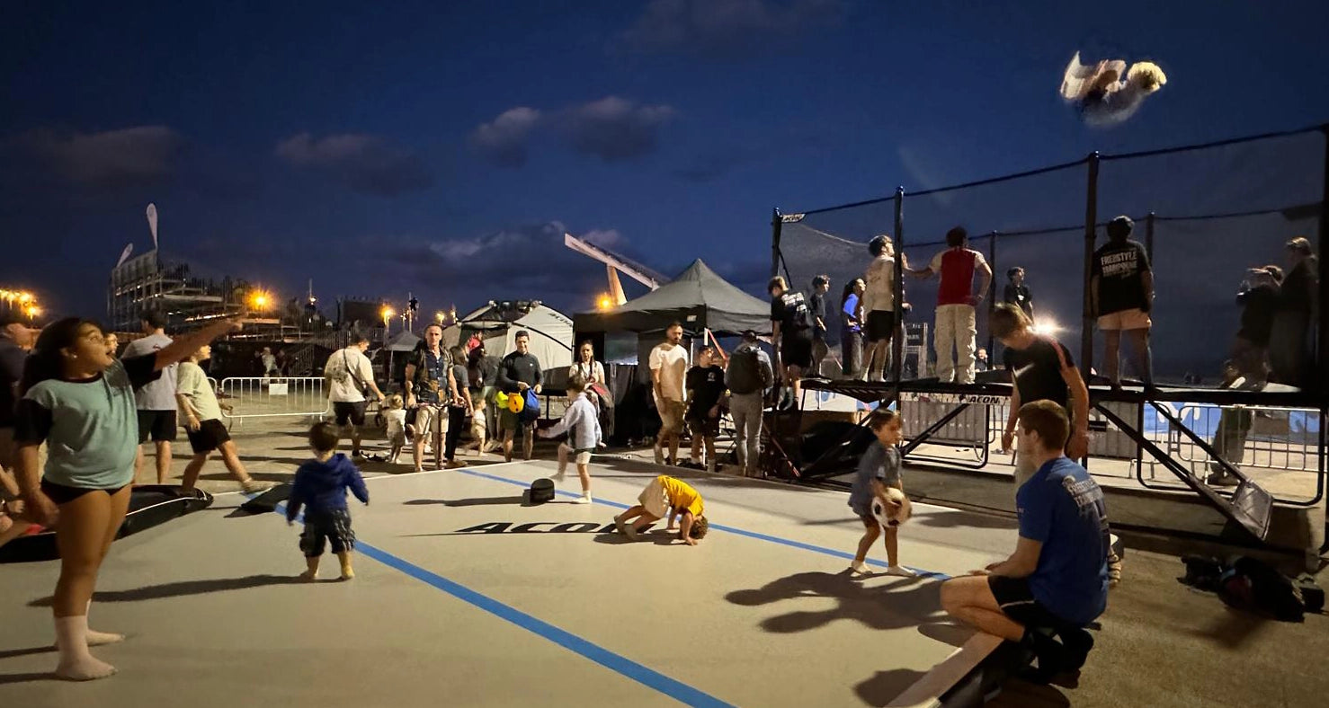 Acon Action Zone avec trampoline Acon X 17 ft, airtrack et tente de trampoline.