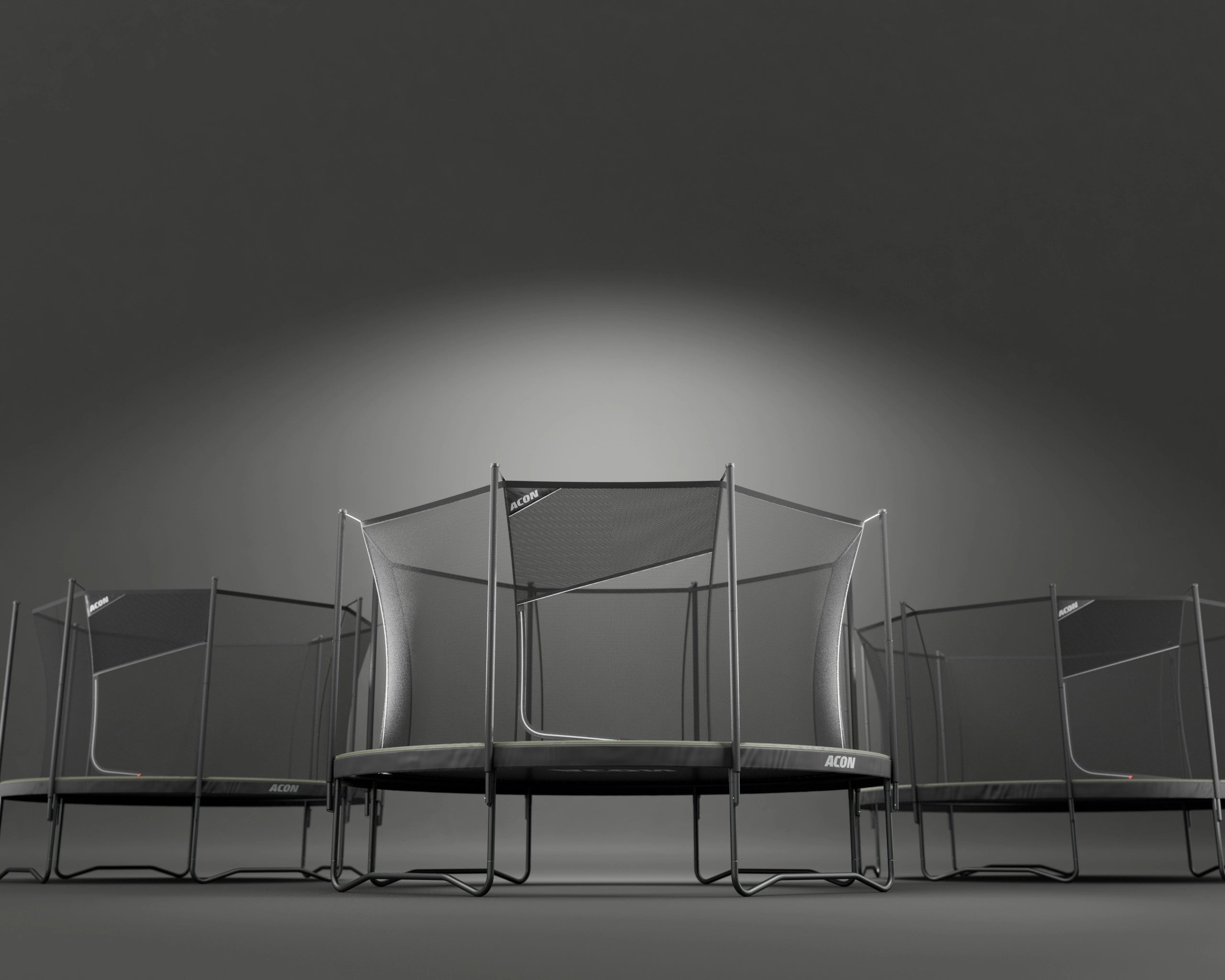 Trois trampolines Acon Air sur fond sombre.