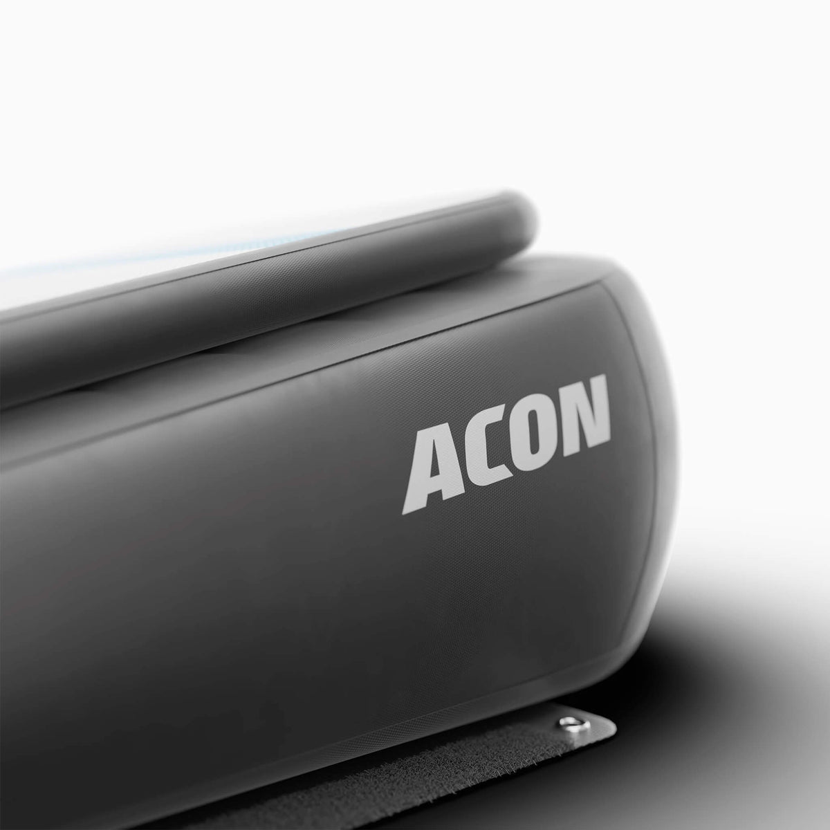 Vue détaillée du logo ACON sur le Base inclinée. 