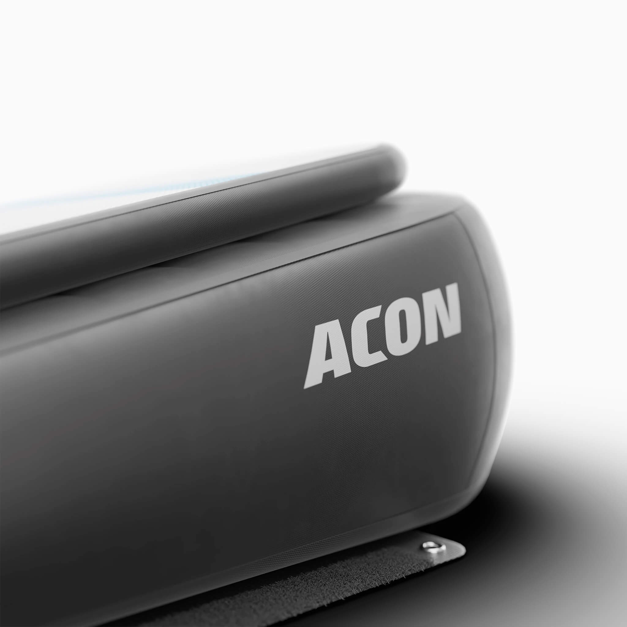 Vue détaillée du logo ACON sur le Base inclinée. 
