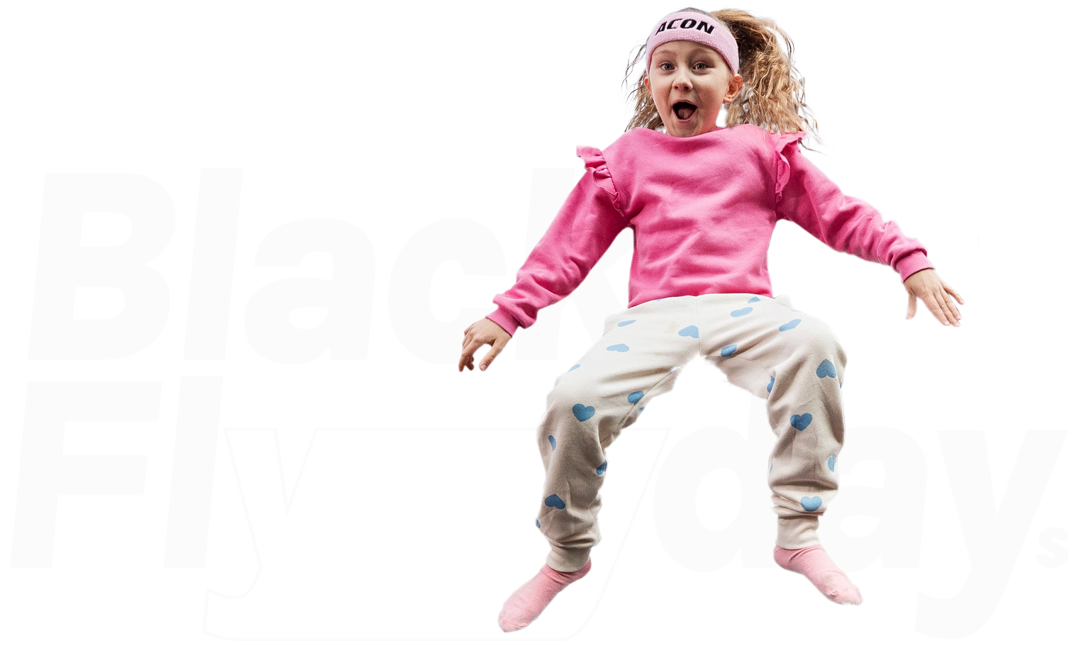 Fille souriante portant un pull rose et un bandeau Acon. Logo Black Flydays blanc en arrière-plan.