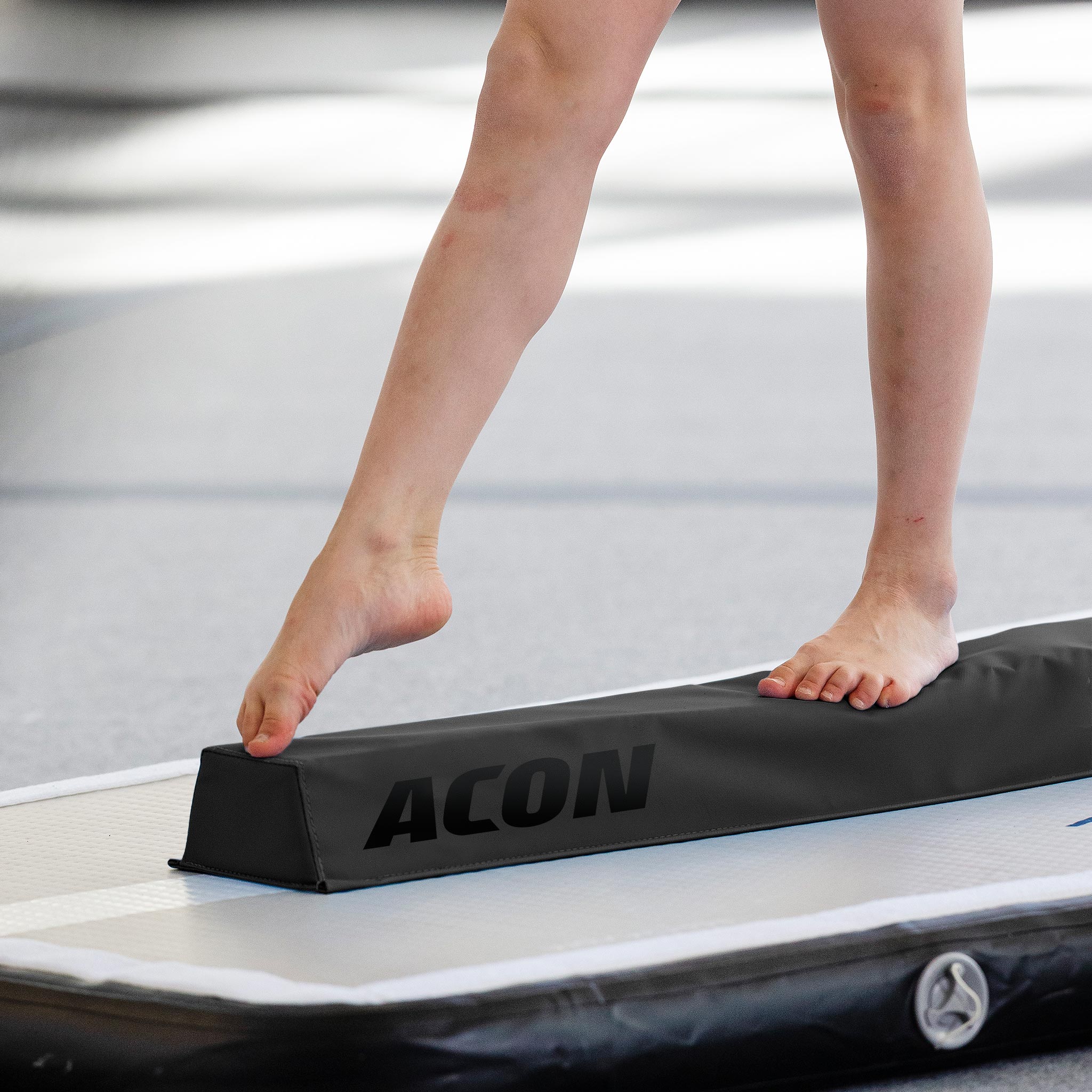 Détail des jambes de la gymnaste avec la Poutre de gymnastique ACON Gym.
