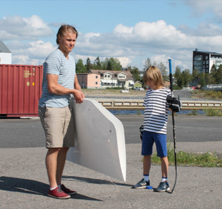 Un enfant et Mikael Granlund, qui tient un tapis de tir Acon 
