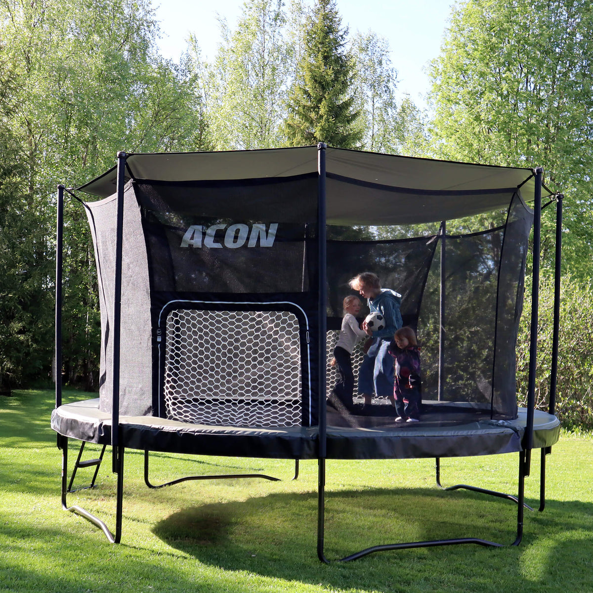 Pare-soleil Acon Air sur un trampoline Acon Air, côté noir vers le haut.