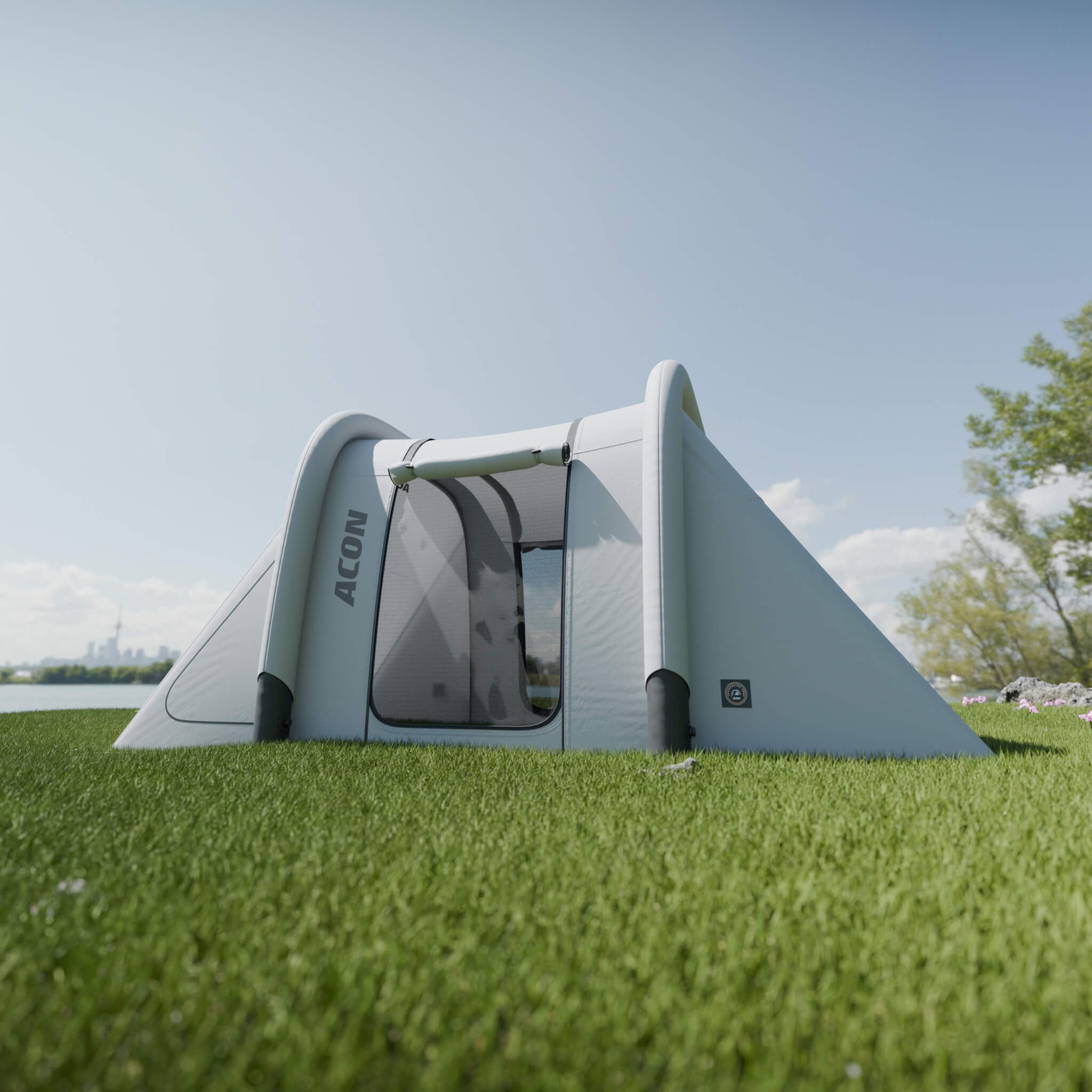 Tente de trampoline rectangulaire Acon installée sur une pelouse verdoyante, de couleur grise et blanche avec des fenêtres en filet transparent. Le design épuré et moderne de la tente, placée sous un ciel bleu, met en valeur sa compatibilité avec l’extérieur et son intérieur spacieux. 