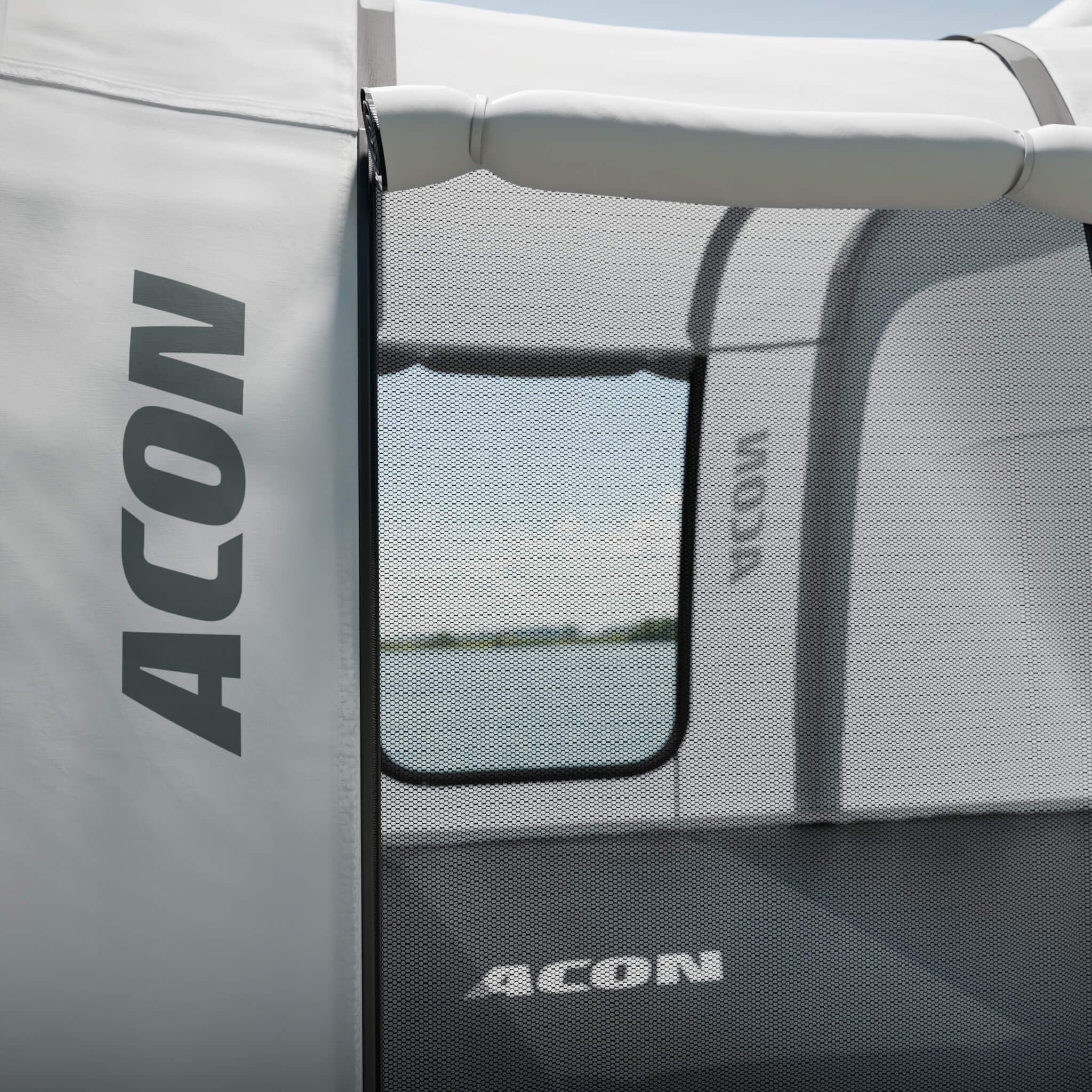 Vue rapprochée de la porte de la tente de trampoline Acon, avec le logo Acon sur un panneau de tissu blanc. 