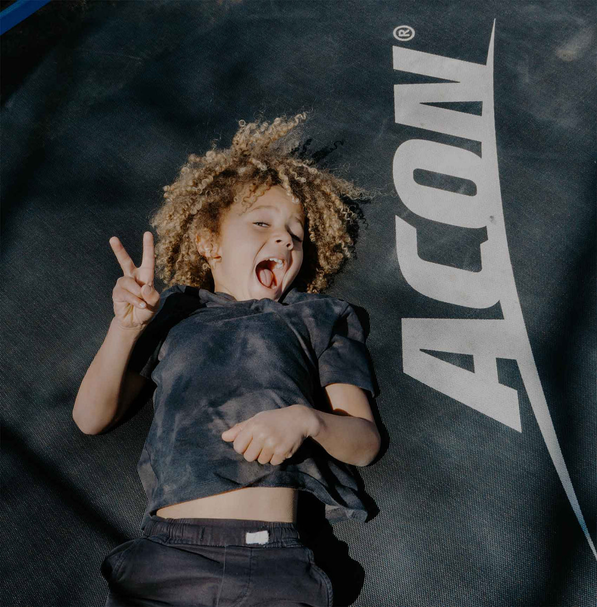 Un enfant joyeux sur le trampoline Acon HD.