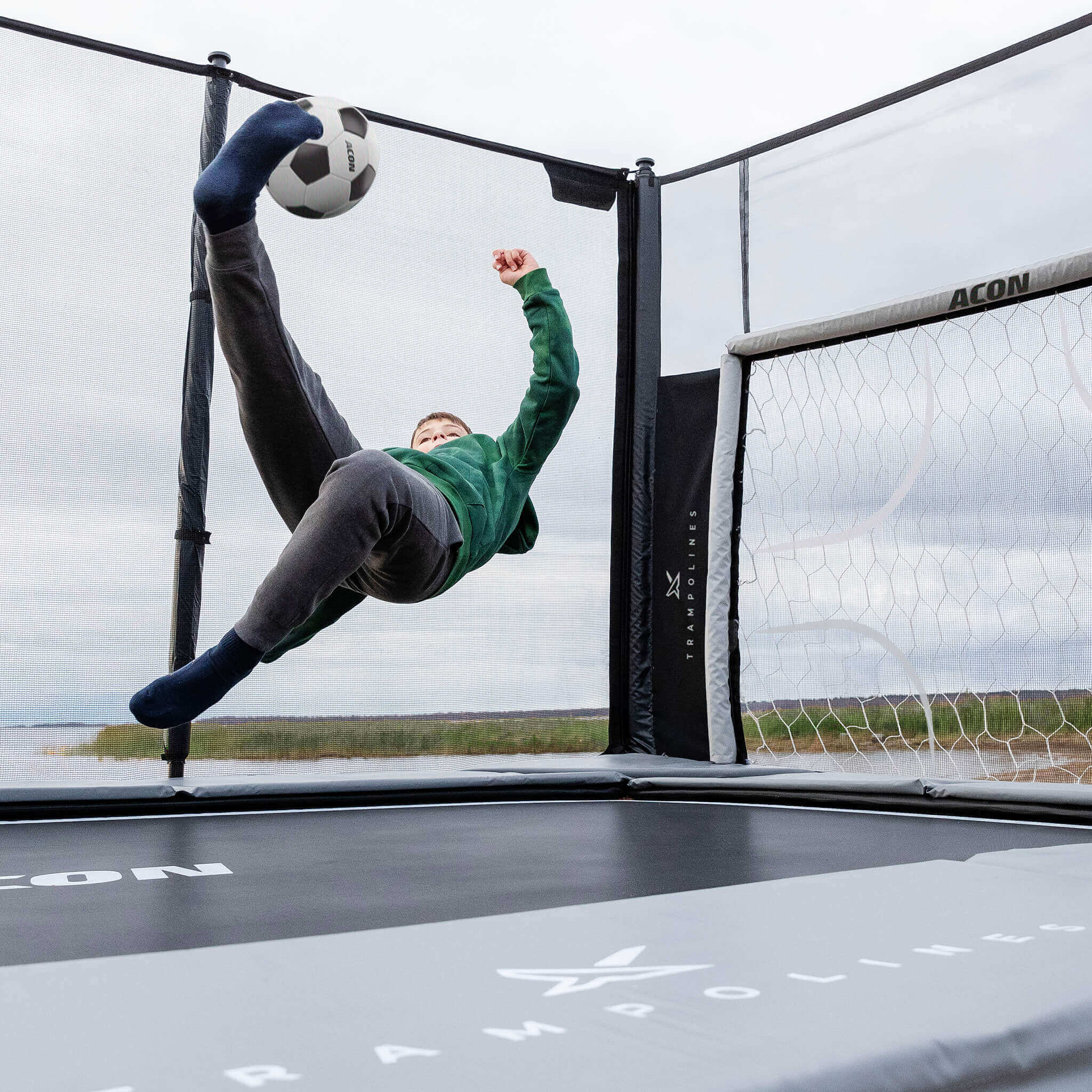 Deux garçons jouant au football sur un trampoline Acon X 17 avec peinture pour football