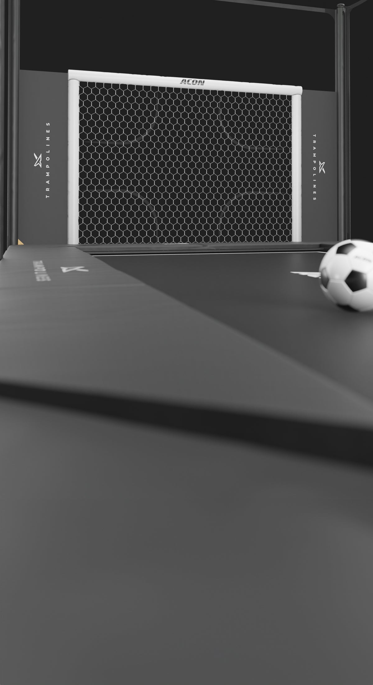 But de football pour trampoline avec ballon sur surface noire.