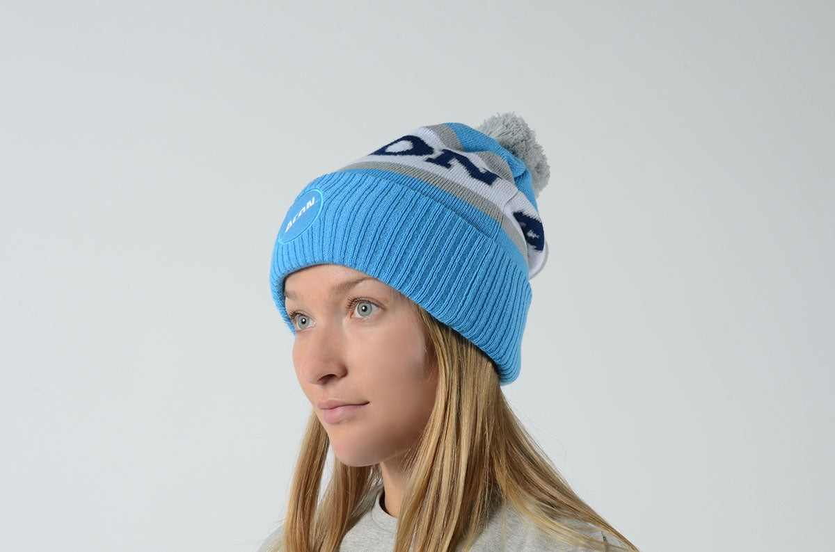 Une fille portant un bonnet de hockey ACON