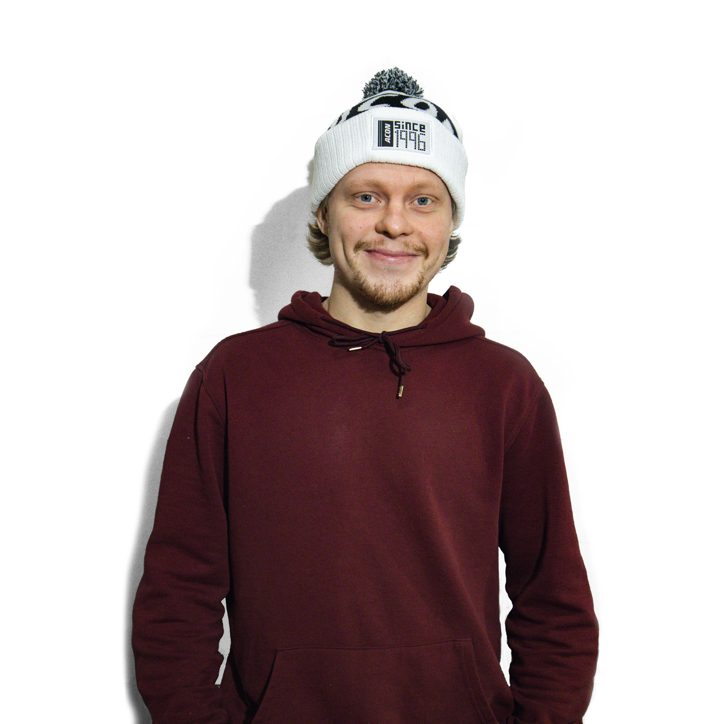 Image d’un jeune garçon blanc portant le bonnet Acon noir/blanc dans un studio.