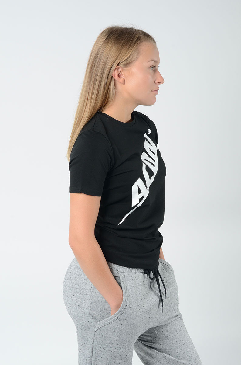 Une fille portant un T-shirt ACON Regular, noir - vue de côté