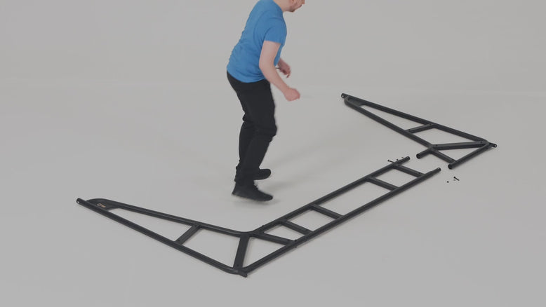 Vidéo en lecture automatique montrant le montage d’un trampoline ACON X en accéléré du début à la fin.