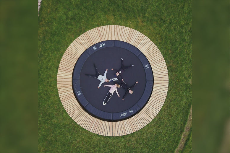Diaporama d'images sur le thème This is Our Acon présentant des enfants utilisant les produits Acon trampoline, airtrack et rebounder.