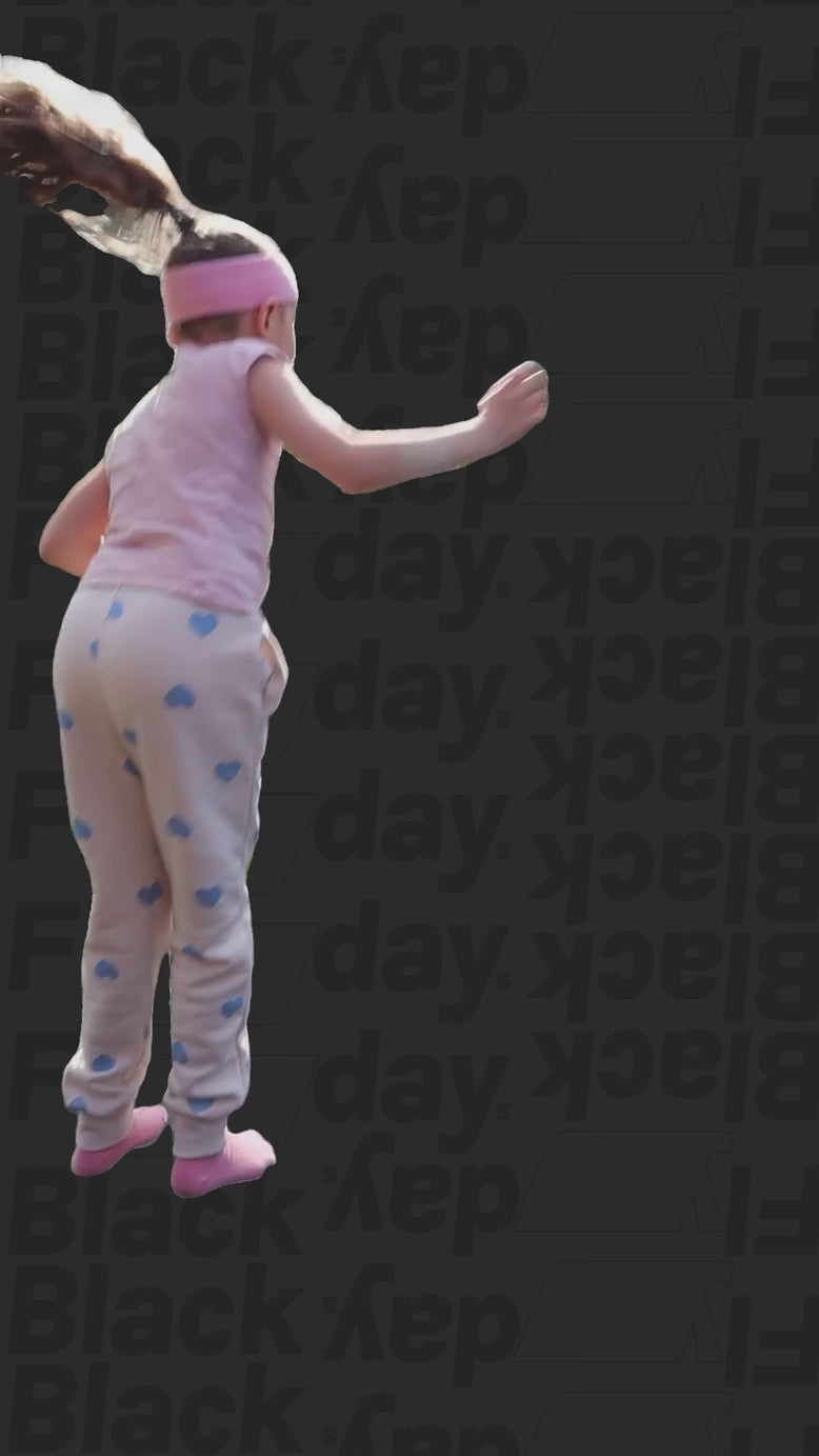 Vidéo d’une petite fille portant un bandeau Acon, sautillant sur un fond noir avec motif Black Flydays.