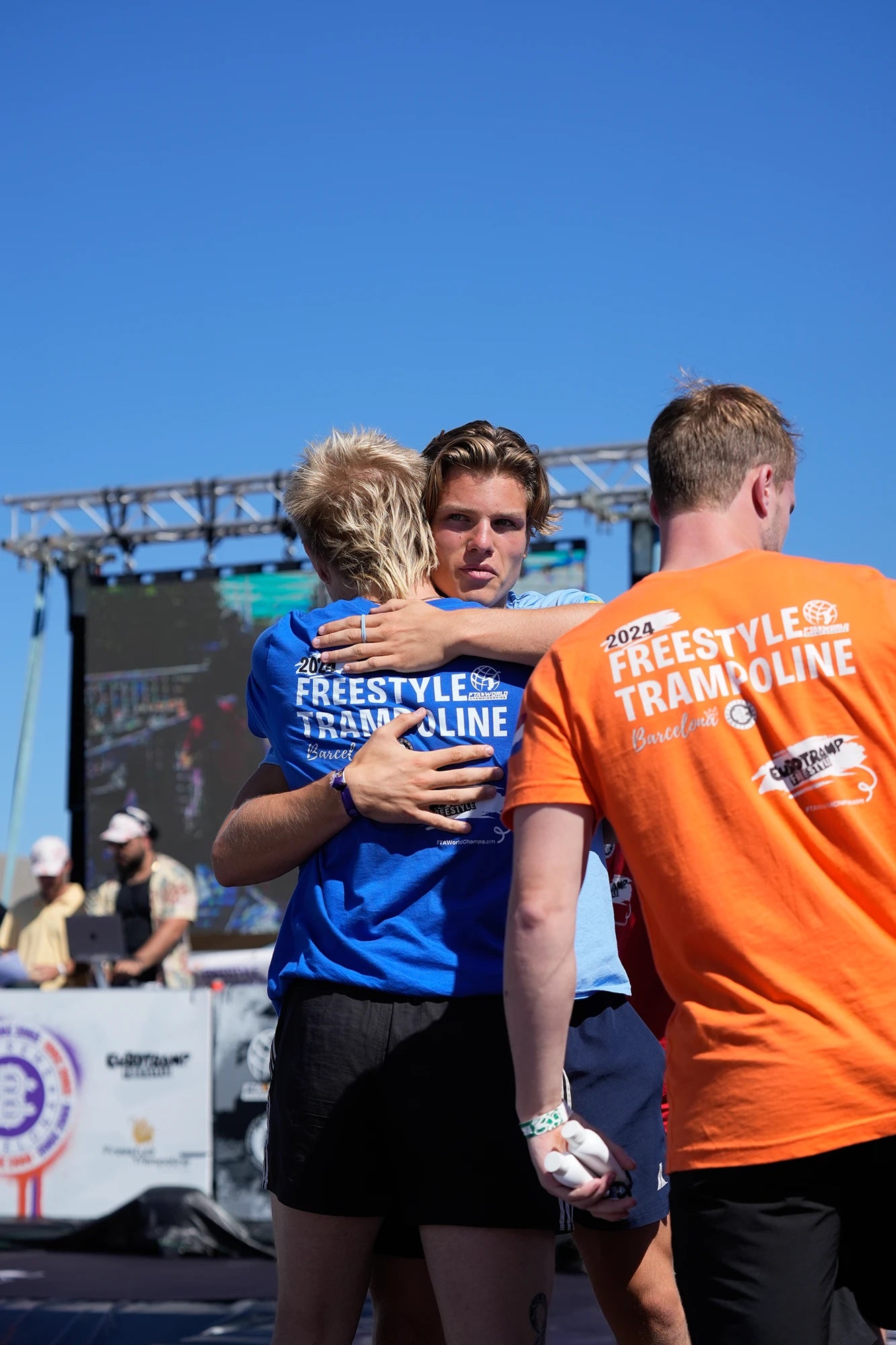 Participants du Freestyle Trampoline Barcelona 2024 s’enlaçant.