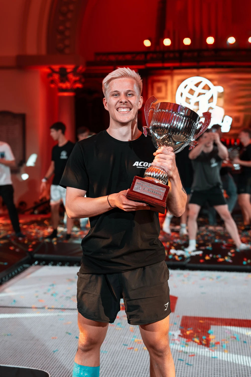 Homme souriant tenant son trophée.