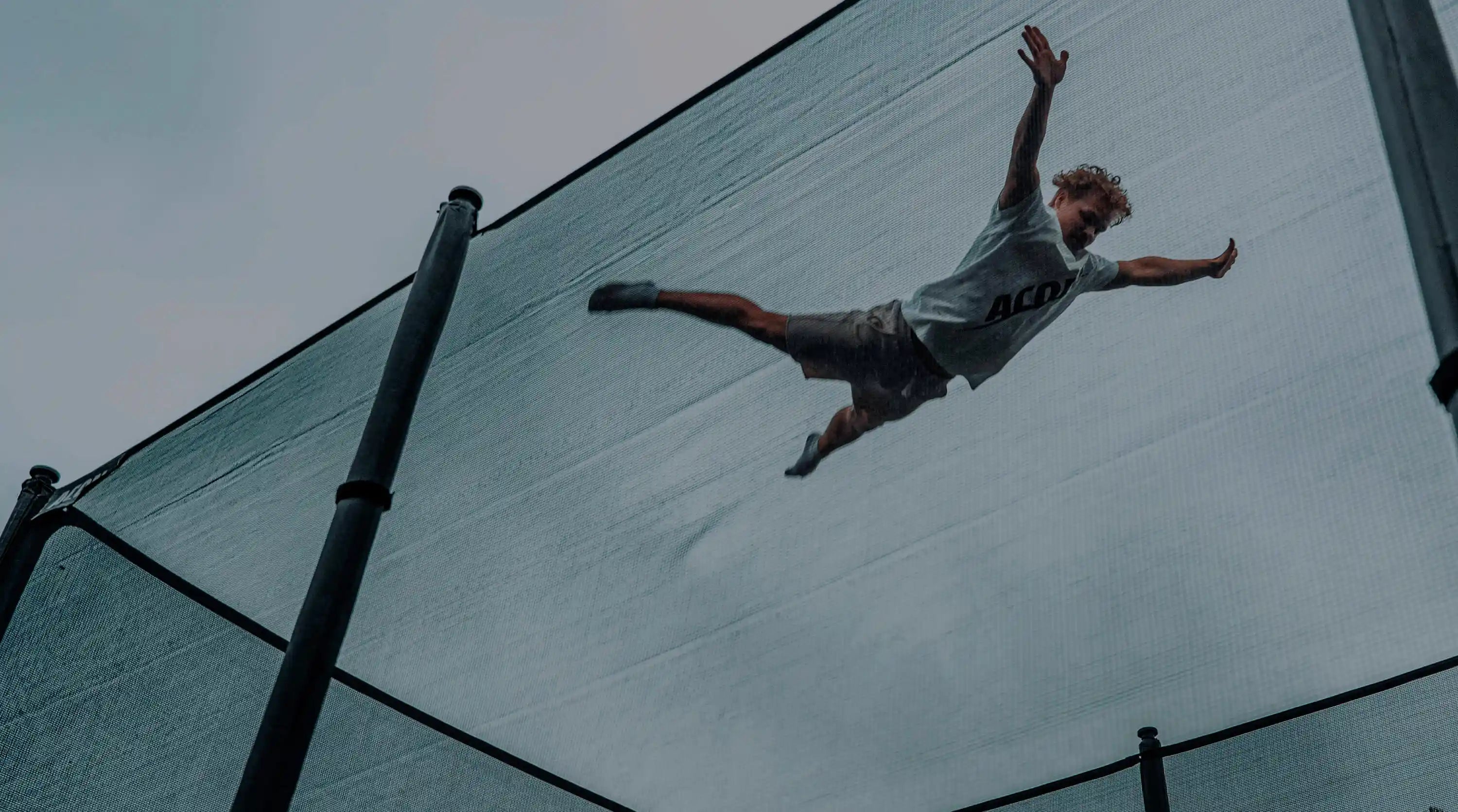 Le sauteur sur trampoline vole comme un X.