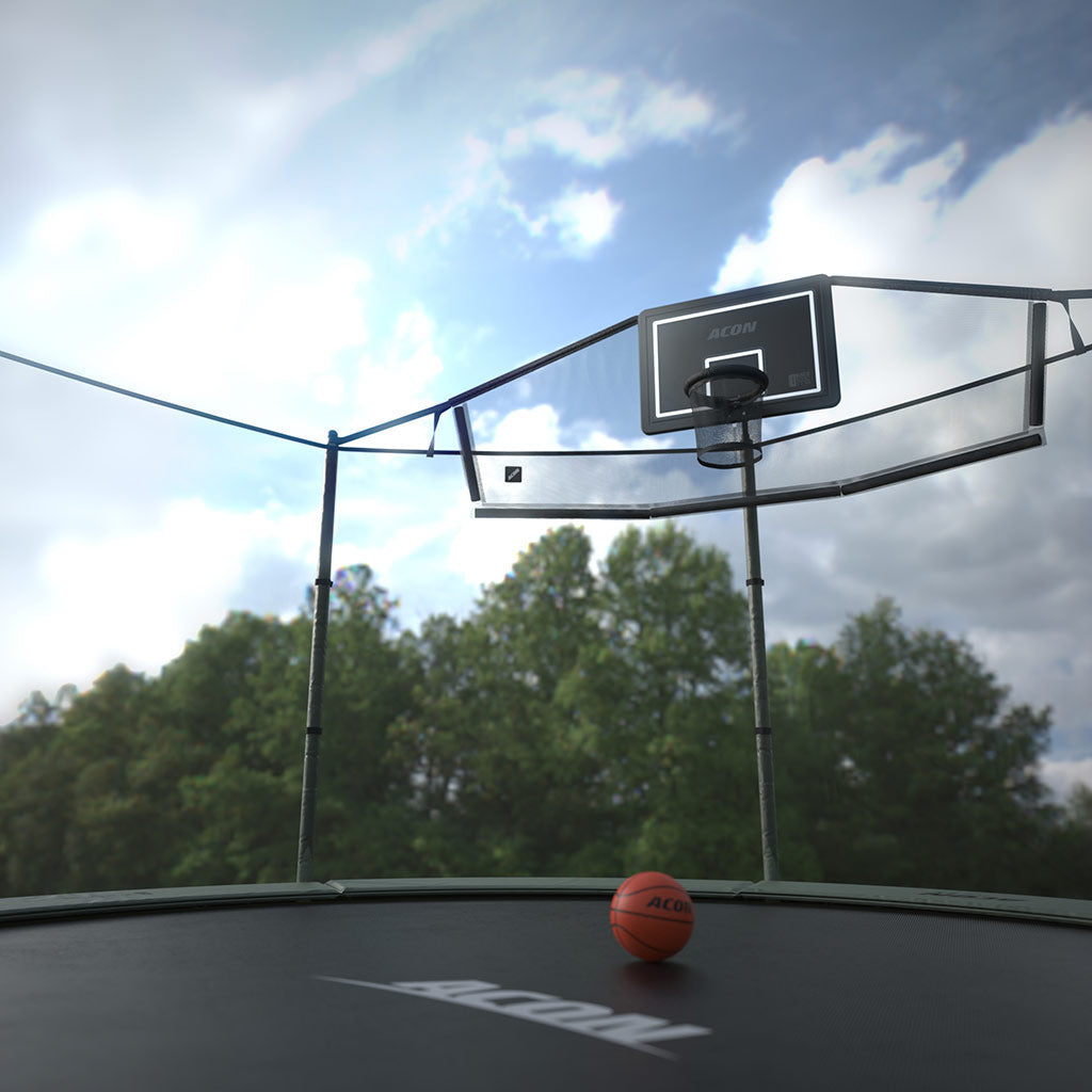 Photo en extérieur d’un filet arrière spécial panier de basket Acon monté sur un trampoline rond.