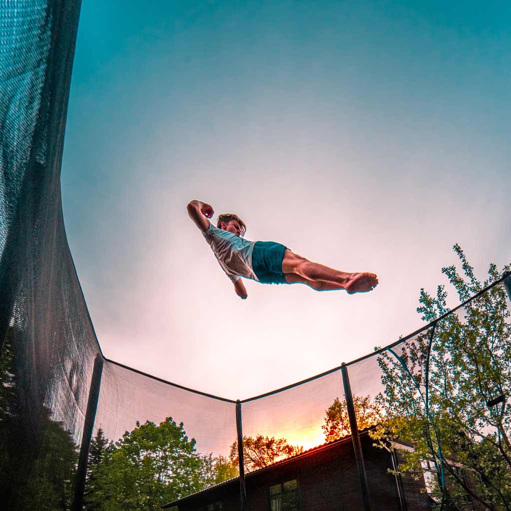 Un garçon qui saute sur un trampoline ACON.