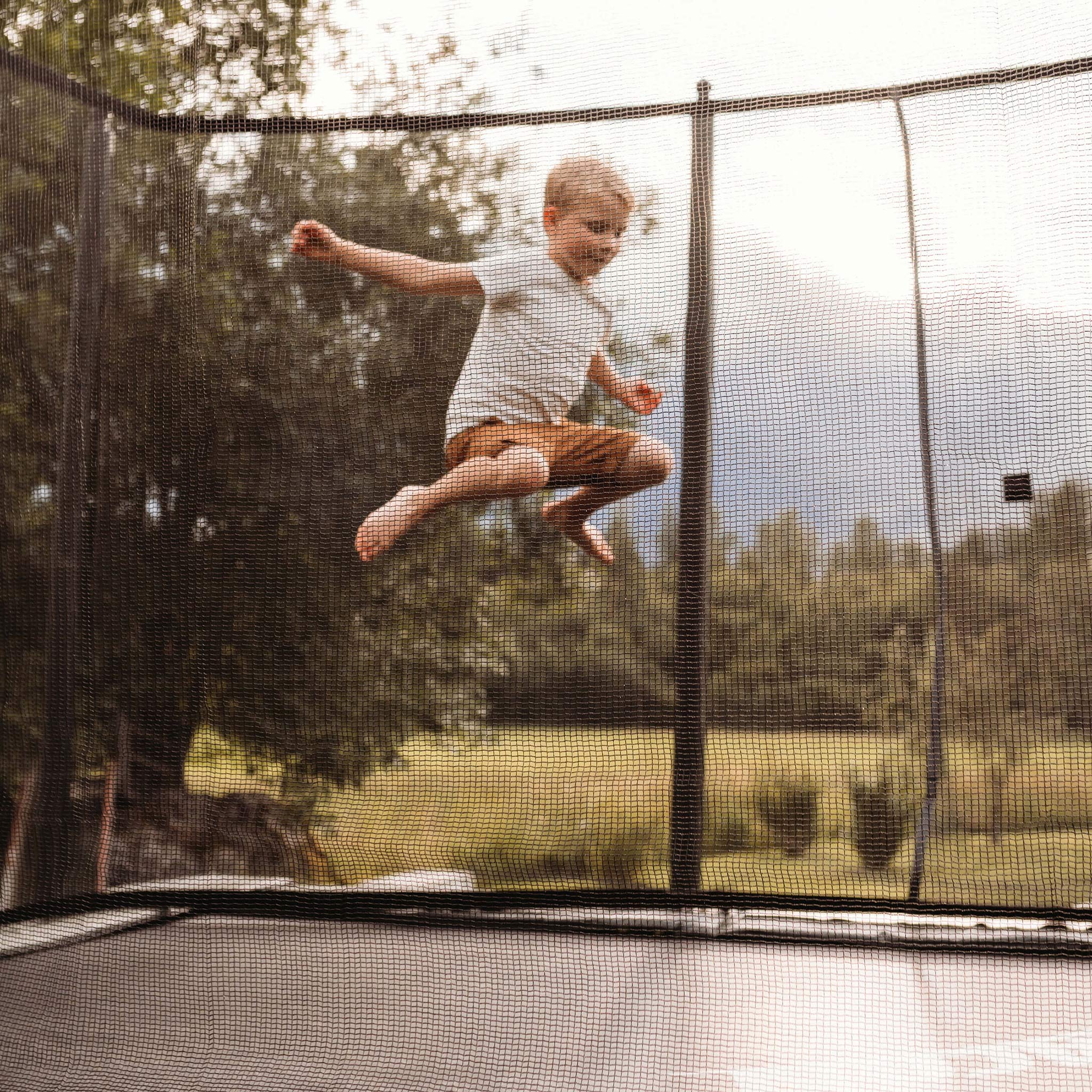 Garçon sautant sur un trampoline.