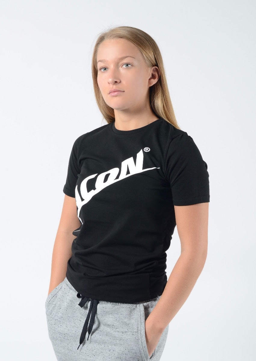 Une fille portant un T-shirt ACON Regular, noir