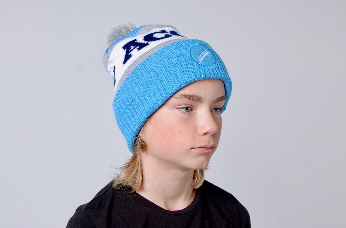 Un enfant portant un bonnet de hockey ACON - vue de face