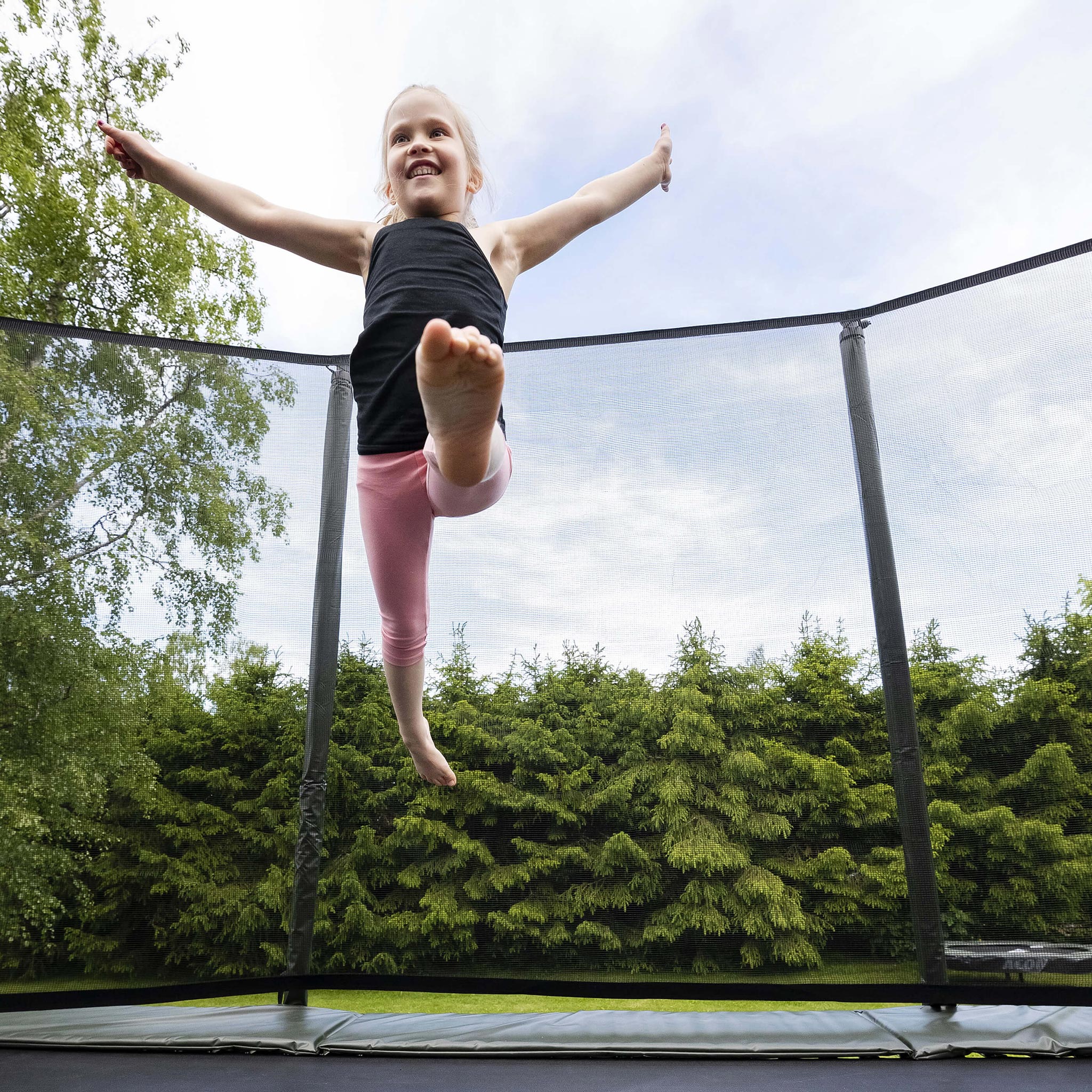 Une fille saute sur un trampoline Acon HD.