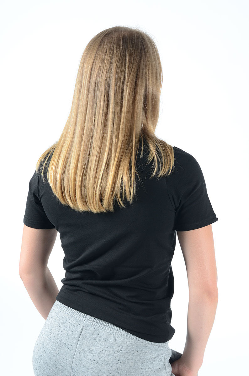 Une fille portant un T-shirt ACON Regular, noir - de dos