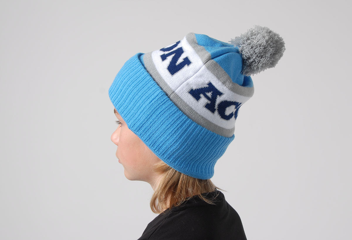 Un enfant portant un bonnet de hockey ACON