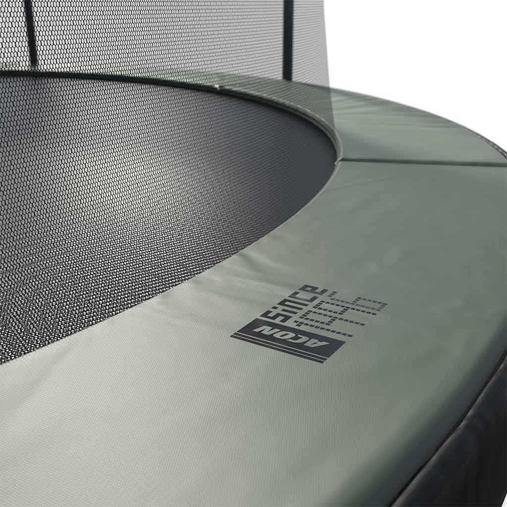 Détail du trampoline ACON Air 4,6m avec Premium Enclosure, détail du rembourrage de sécurité.