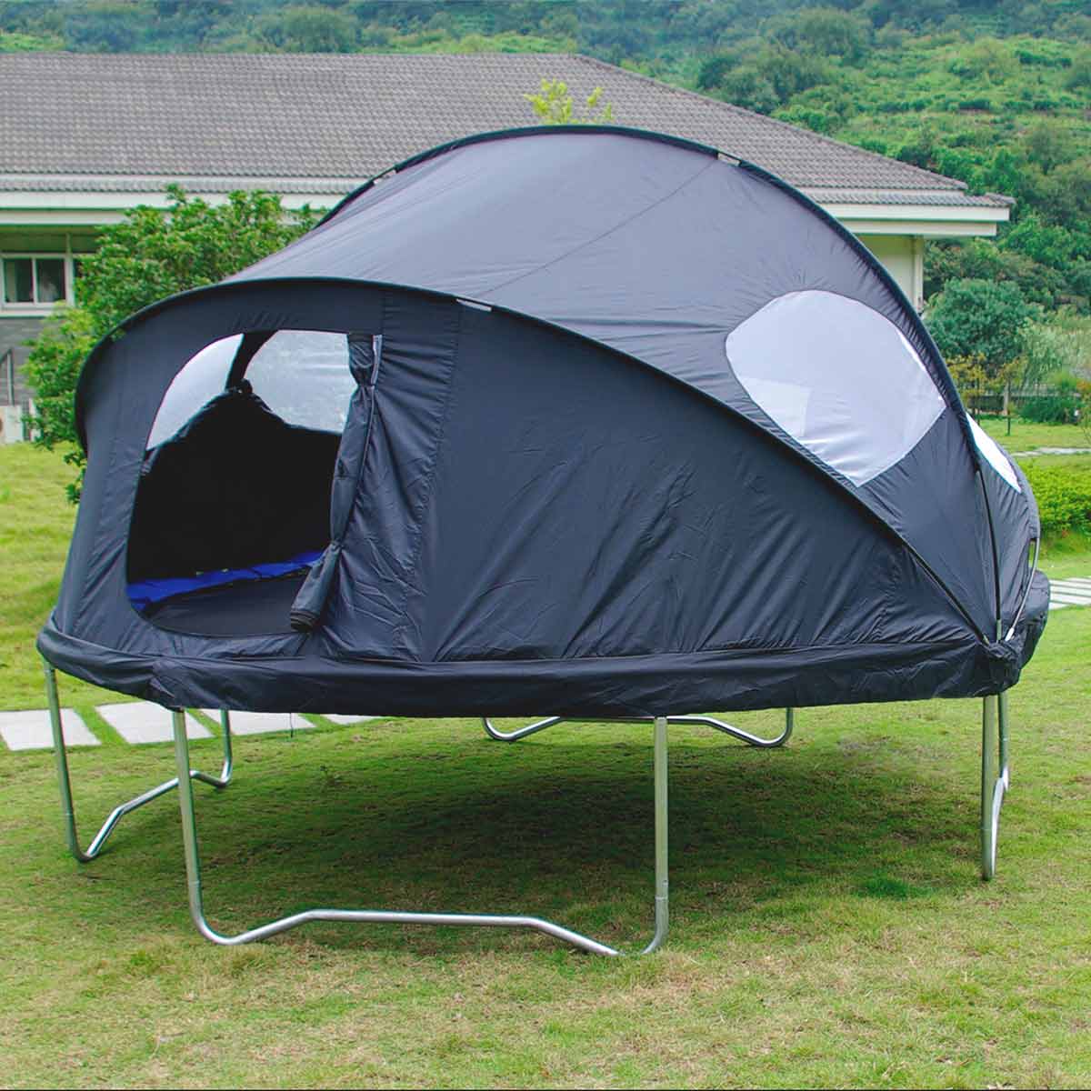 Un trampoline sur le terrain avec une tente trampoline installée