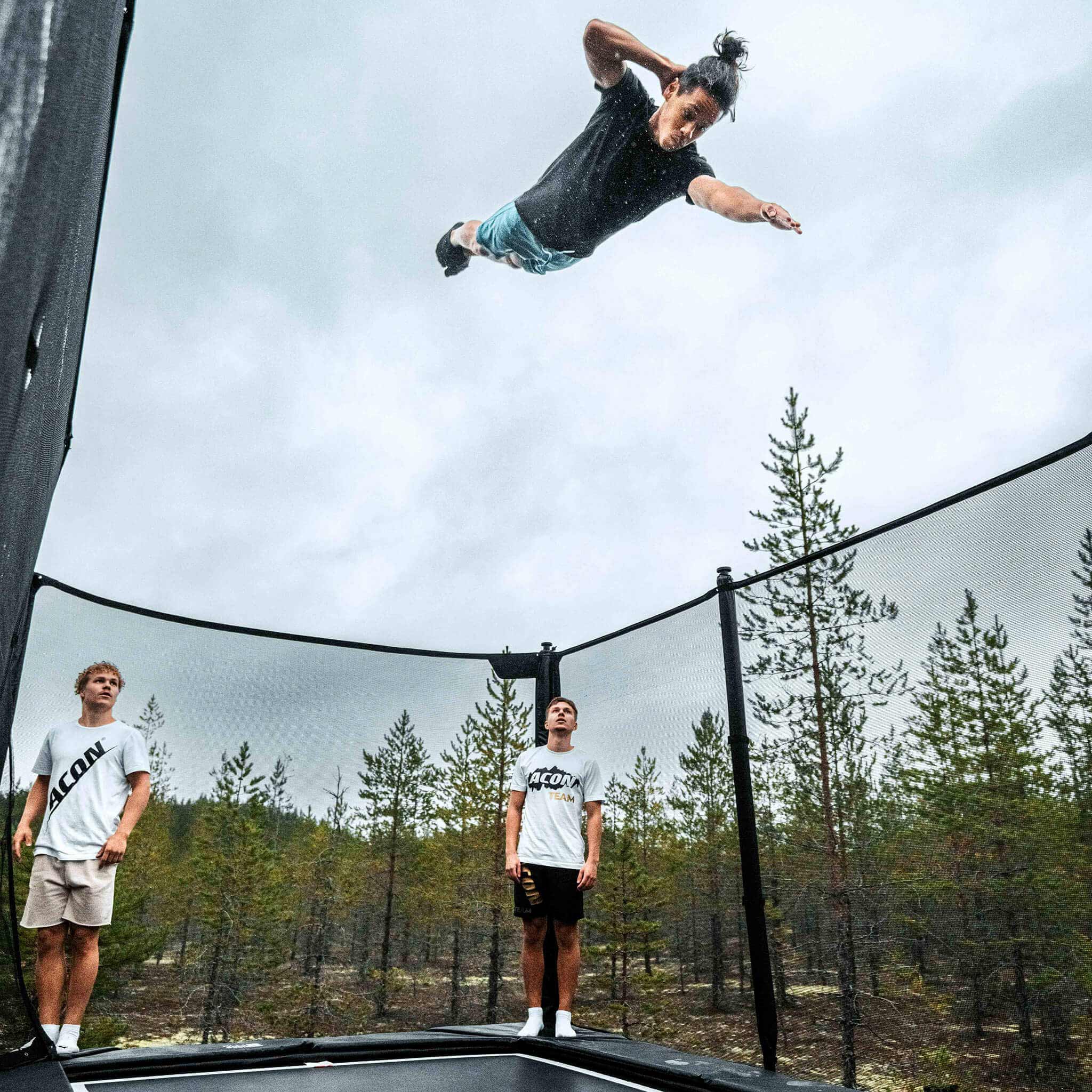 Un trampoliniste et ses compagnons comme public sur un trampoline Acon X.